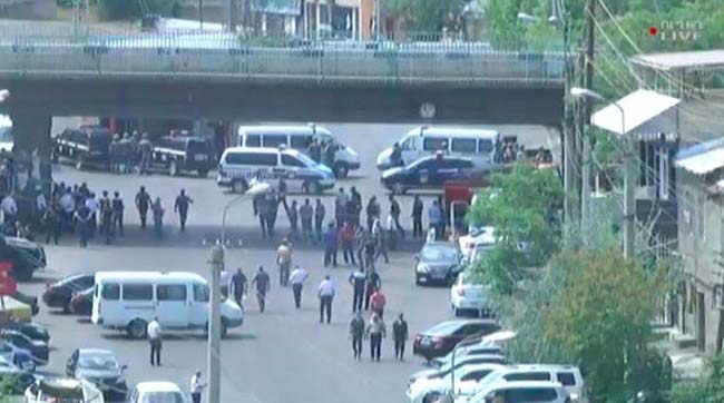 Ведущие в Ереван трассы взяты под контроль силовиками