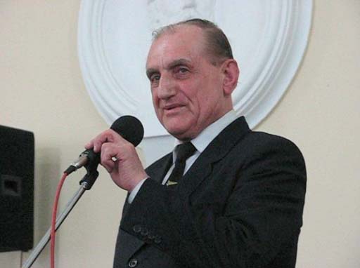Словами щирої подяки за увагу до творчості сина завершує вечір творчої пам’яті Батько поета Дмитро Миколайович Веприняк batko